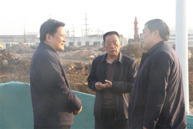 鞏義市委書記袁聚平一行蒞臨義瑞新材料項目施工現(xiàn)場調(diào)研