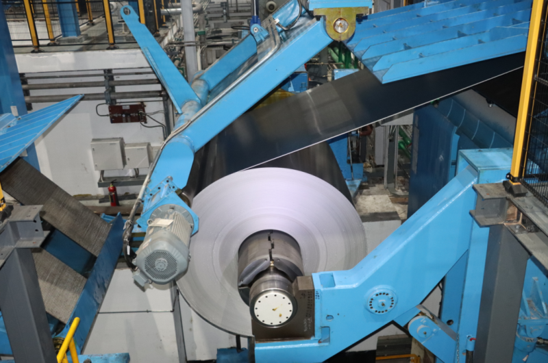 義瑞新材熱軋生產線精軋機成功穿帶